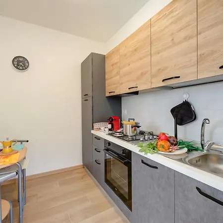 Apartment Red House: Beachfront Terrace & Private Beach - Happy Rentals *