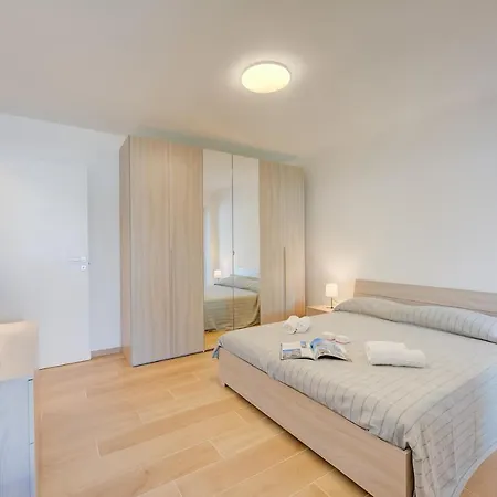 Red House: Beachfront Terrace & Private Beach - Happy Rentals * Baveno
