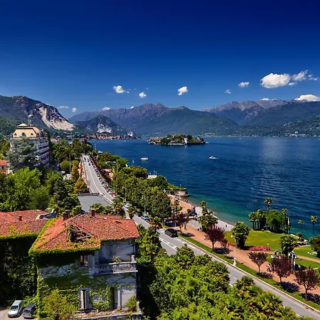 Red House: Beachfront Terrace & Private Beach - Happy Rentals Baveno