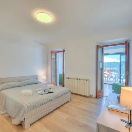 Apartment Red House: Beachfront Terrace & Private Beach - Happy Rentals *
