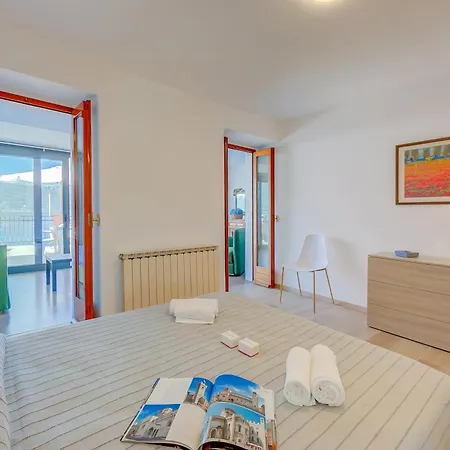 Red House: Beachfront Terrace & Private Beach - Happy Rentals