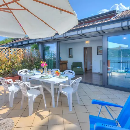 Apartment Red House: Beachfront Terrace & Private Beach - Happy Rentals *
