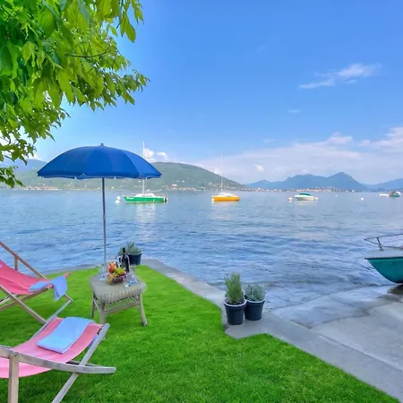 Red House: Beachfront Terrace & Private Beach - Happy Rentals *