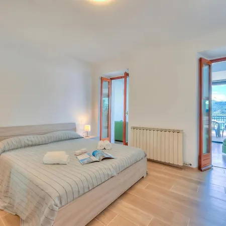 Red House: Beachfront Terrace & Private Beach - Happy Rentals