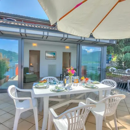 Apartment Red House: Beachfront Terrace & Private Beach - Happy Rentals *