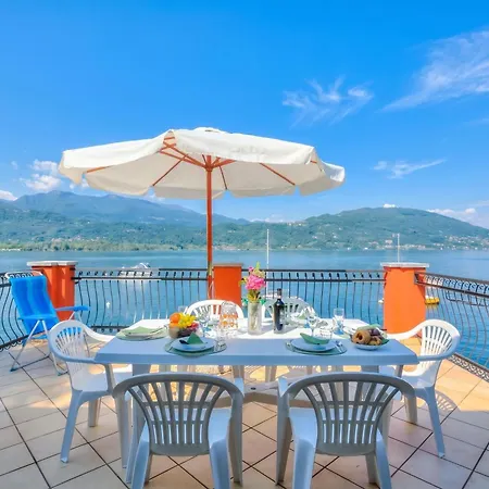 Red House: Beachfront Terrace & Private Beach - Happy Rentals *